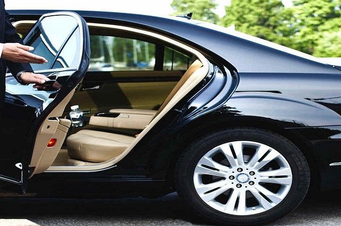 International Airport VIP Service(Expedited Arrival)& Free Transfer - No waiting - The transfer to your accommodation