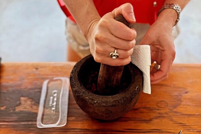 Soufriere vibes Tour ( pick up Rodney bay,St.Lucia) - Making chocolate at Rabot Hotel